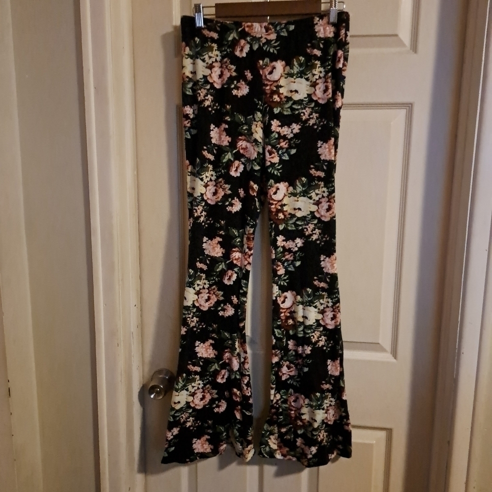 Shein large floral Bell-bottom Leggings 5/$25